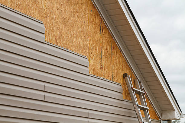 Professional Vinyl Siding technician working in Smithtown, NY